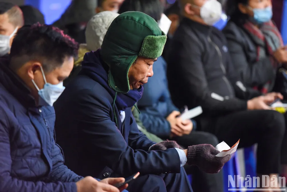 Nhiều người kiên nhẫn chờ đợi tới giờ mở cửa. "Hôm nay, tôi phải đi làm nên tranh thủ xếp hàng sớm, hy vọng mua được 1 chỉ vàng rồi lại đến cơ quan như bình thường", khách hàng tới từ Mai Dịch, Cầu Giấy chia sẻ.