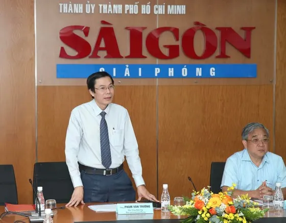 Ông Phạm Văn Trường, Phó Tổng Biên tập Báo SGGP phát biểu khai mạc tọa đàm. Ảnh: HOÀNG HÙNG