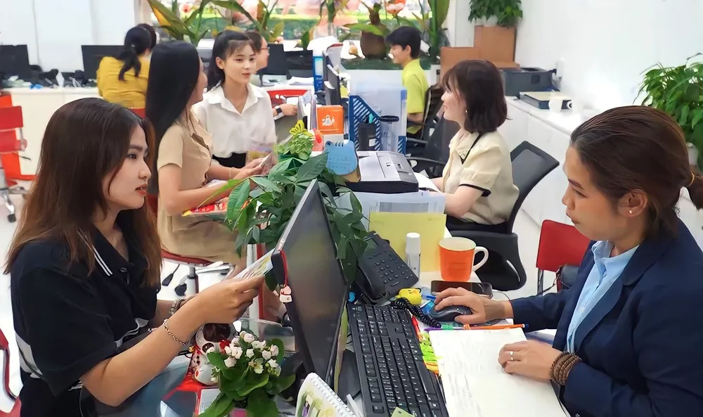 Du khách đến tham khảo và mua tour. Ảnh: Thanh Chân