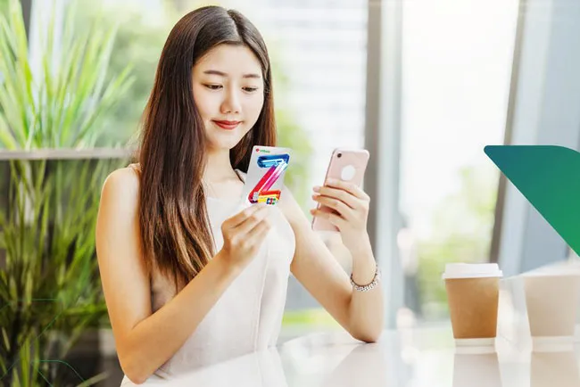 Các bạn trẻ hào hứng trải nghiệm thẻ tín dụng Z Card
