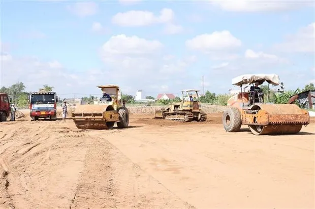 Các đơn vị đang triển khai thi công Dự án xây dựng đường cao tốc Bến Lức-Long Thành. (Ảnh: Dương Giang/TTXVN)