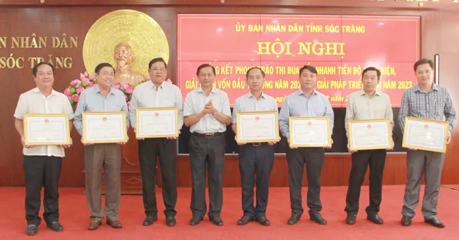 Chủ tịch UBND tỉnh Sóc Trăng Trần Văn Lâu trao tặng bằng khen cho các tập thể đạt thành tích trong giải ngân vốn đầu tư công năm 2022. Chủ tịch UBND tỉnh Sóc Trăng Trần Văn Lâu trao tặng bằng khen cho các tập thể đạt thành tích trong giải ngân vốn đầu tư công năm 2022.