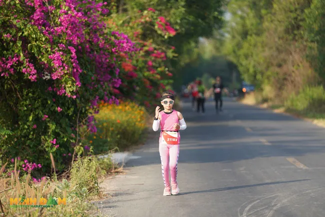 Nguyễn Thy Ca, runner nhỏ tuổi nhất, 8 tuổi, chinh phục cự ly half marathon 21km.