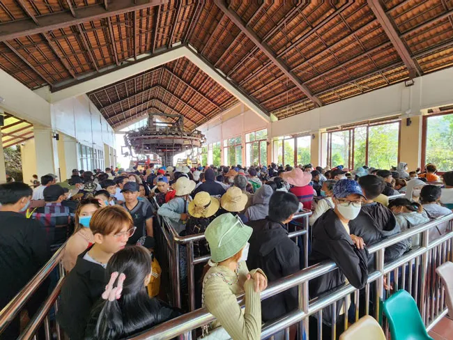 Du khách đang hài lòng với cách vận hành của Cáp treo Núi Cấm hiện nay Du khách đang hài lòng với cách vận hành của Cáp treo Núi Cấm hiện nay