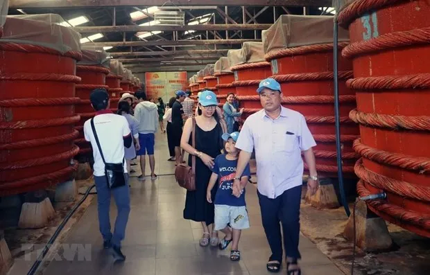 Khách du lịch tham quan khu sản xuất nước mắm tại Nhà thùng nước mắm Khải Hoàn trên đảo Phú Quốc. (Ảnh: Lê Huy Hải/TTXVN)