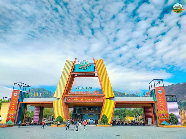 “Cổng trời” Cáp treo núi Cấm đông du khách checkin săn mây khi giá dịch vụ giảm sốc