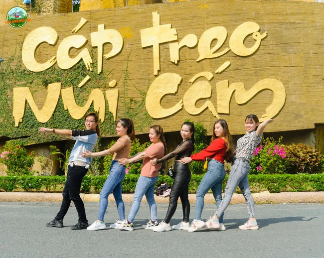 Hội chị em nhà người ta phấn khích tại Cáp treo Núi Cấm