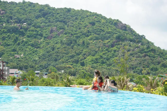 Giám giá vé Cáp treo núi Cấm giúp giải nhiệt ở hồ bơi vô cực lưng chừng trời