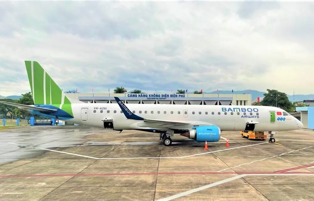 Máy bay Máy bay phản lực Embraer của hãng hàng không Bamboo Airways tại sân bay Điện Biên. (Ảnh: CTV/Vietnam+)