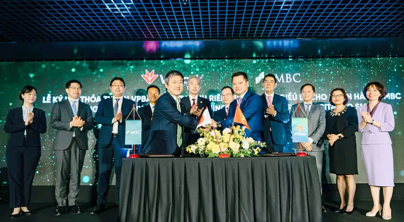 Lễ ký kết giữa VPBank và SMBC. Lễ ký kết giữa VPBank và SMBC.