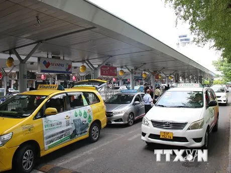 Yêu cầu báo cáo vụ taxi ở sân bay Tân Sơn Nhất 'gánh' nhiều loại phí