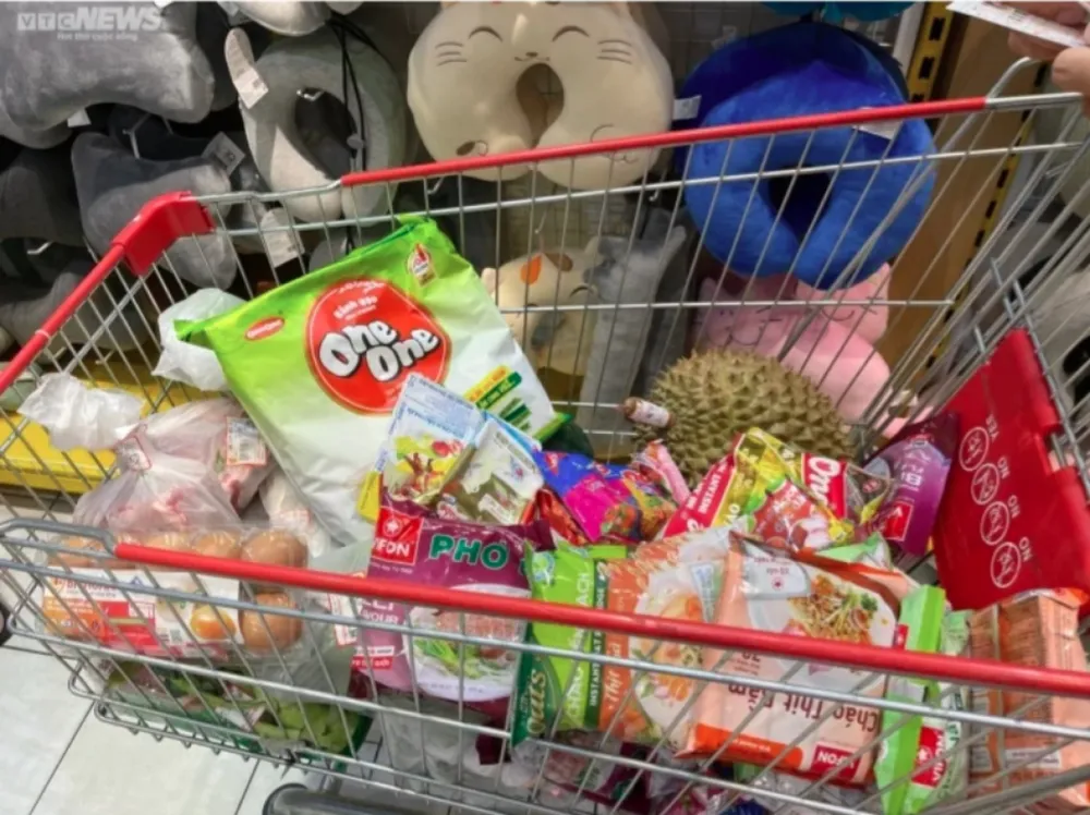 Giỏ hàng khi đi siêu thị của người dân tại TP.HCM chủ yếu là nhu yếu phẩm. (Ảnh: Đại Việt)