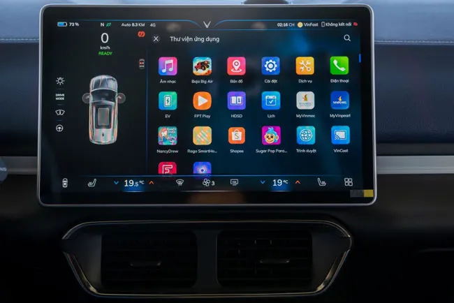 Dịch vụ thông minh trên VF 8 gây ấn tượng với giới chuyên môn và người dùng.