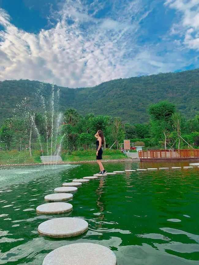 Giữa trưa hè, một ly kem sẽ làm dịu êm tất cả, cũng như giữa một không gian toàn là nắng, sẽ có một làn nước tưới mát tâm hồn.