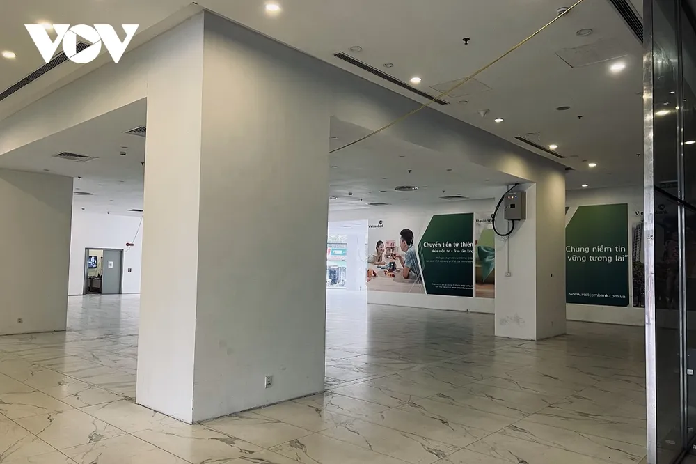 Trung tâm thương mại Artemis (Thanh Xuân) là một trong những trung tâm mua sắm hàng đầu tại Hà Nội, nay cũng đã rơi vào trạng thái “đóng băng”, chỉ còn rất ít văn phòng và cửa hàng hoạt động. Cách nay khoảng 2 tháng, Phòng giao dịch của Vietcombank cũng rời bỏ tòa nhà này để chuyển sang một vị trí khác. 