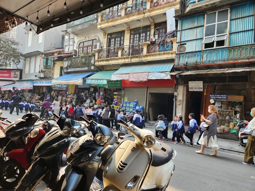 Nếu lãnh đạo TP Hà Nội nhìn thấy cảnh học sinh và cô giáo phải đi bộ dưới lòng đường rất nguy hiểm này thì nên suy nghĩ lại: Hãy trả lại vỉa hè cho người đi bộ