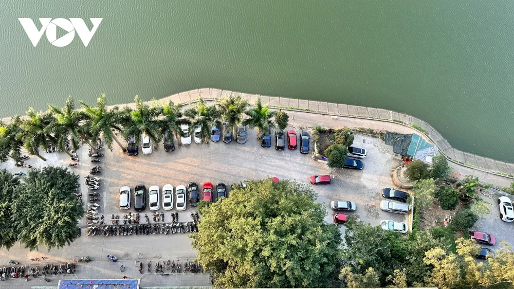 Một bãi xe tự phát trước sảnh nhà VP 6 Linh Đàm (quận Hoàng Mai, Hà Nội)