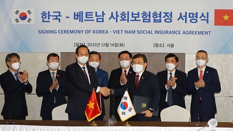 Dưới sự chứng kiến của Chủ tịch Quốc hội Vương Đình Huệ, Bộ trưởng Lao động-Thương binh và Xã hội Việt Nam Đào Ngọc Dung và Bộ trưởng Y tế và Phúc lợi Xã hội Hàn Quốc Kwon Deok Cheol ký Hiệp định song phương về bảo hiểm xã hội giữa hai nước ngày 14/12/2021 (Ảnh: TTXVN).
