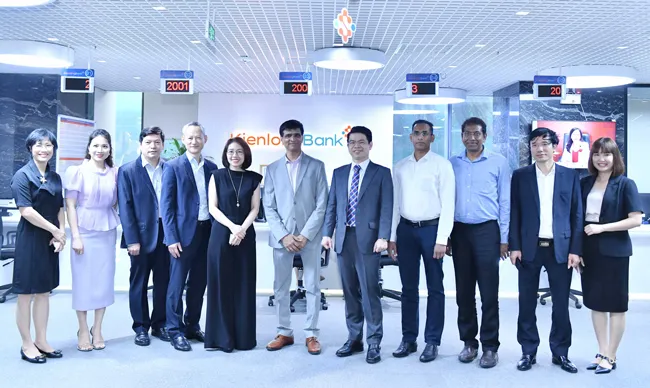 Đại diện Ban lãnh đạo KienlongBank cùng đối tác chiến lược Oracle tham quan Quầy Giao dịch sau khi vận hành hệ thống mới