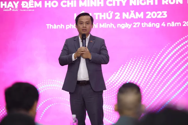 Ông Nguyễn Thanh Quyền, Phó Chủ tịch HĐQT Tập đoàn Thắng Lợi, đại diện đơn vị tài trợ giới thiệu Giải chạy đêm Ho Chi Minh City Night Run.
