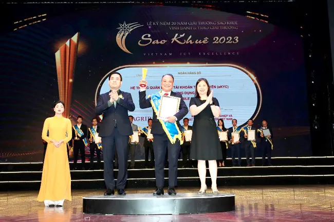 Đại diện Lãnh đạo Agribank nhận giải thưởng Sao Khuê 2023 cho sản phẩm Agribank eKYC System