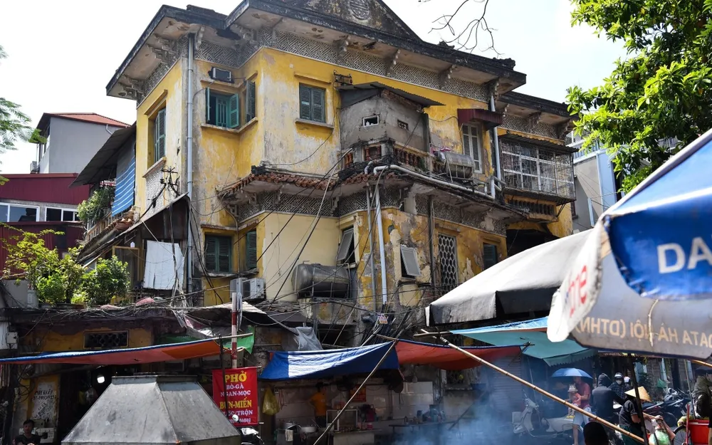 Giữa trung tâm Hà Nội, nhiều căn biệt thự có kiến trúc Pháp cổ sau một thời gian dài bị bỏ hoang đang xuống cấp nghiêm trọng.