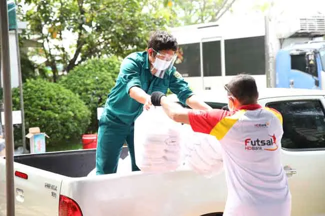 Giao cơm cho lực lượng Thanh niên xung phong các địa điểm trong những ngày dịch Covid-19