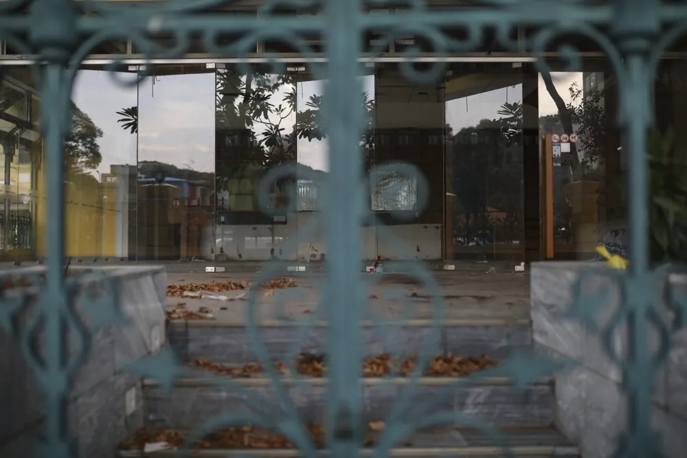 Tuy nhiên, theo ghi nhận của Zing, hàng loạt mặt bằng xung quanh khu vực vòng xoay Nhà thờ Đức Bà thời gian gần đây đã đóng cửa, ngưng kinh doanh. Trong ảnh là Cafe Saigon La Poste, cạnh Bưu điện Thành phố nhìn ra hướng Nhà thờ Đức Bà, đã "cửa đóng then cài" nhiều tháng qua.