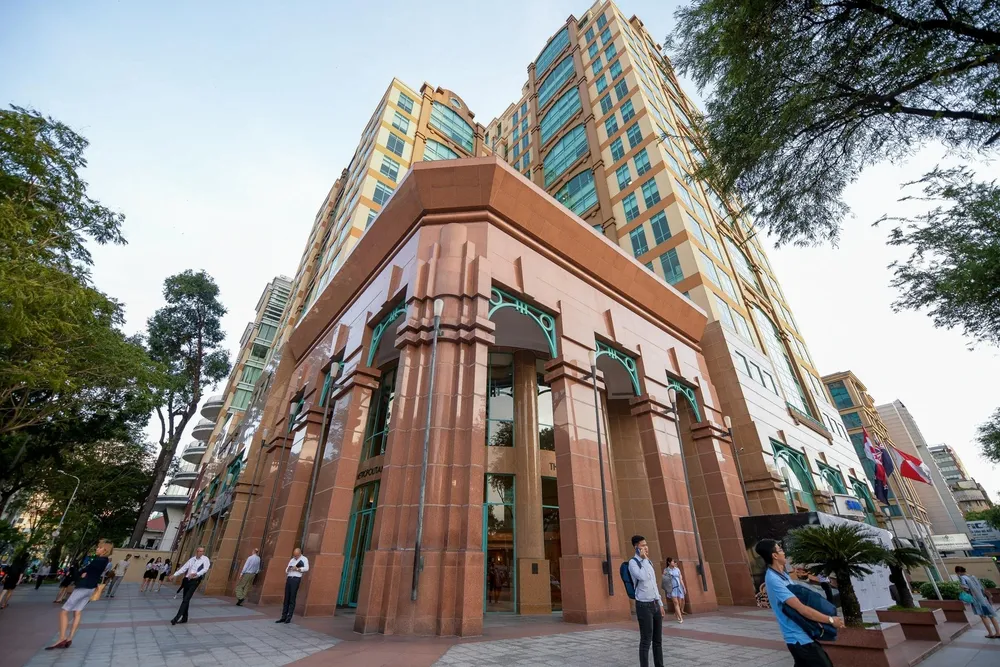 Trao đổi với Zing, giám đốc một doanh nghiệp từng đặt cửa hàng tại Metropolitan Đồng Khởi (quận 1, TP.HCM) mặt hướng ra Nhà thờ Đức Bà cho hay giá thuê hồi 2016-2019 là khoảng 20.000-25.000 USD/tháng cho mặt bằng 200 m2. Ông cho rằng nơi này gây bất tiện cho khách hàng vì thiếu chỗ đậu xe, do đó lưu lượng khách không đảm bảo. "Các thương hiệu vào đây xác định rõ là chỉ để branding ngắn hạn", ông nói.