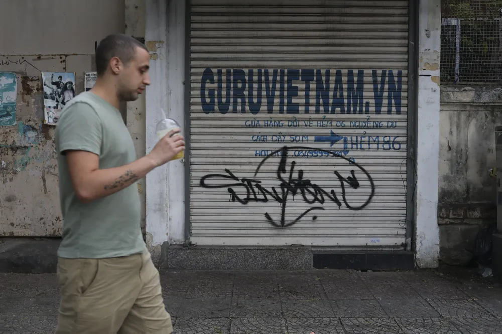 Nhiều thương hiệu nhỏ cũng đồng loạt trả mặt bằng trên trục đường Nguyễn Du vì doanh thu không đủ để chi trả cho mặt bằng. Thời điểm đầu 2019, những căn nhà phố trên các trục đường có bán kính 600 m tới Nhà thờ Đức Bà như Hàn Thuyên, Nguyễn Du, Lê Duẩn, Đồng Khởi có mức giá thuê tối thiểu khoảng 7.000 USD/tháng.