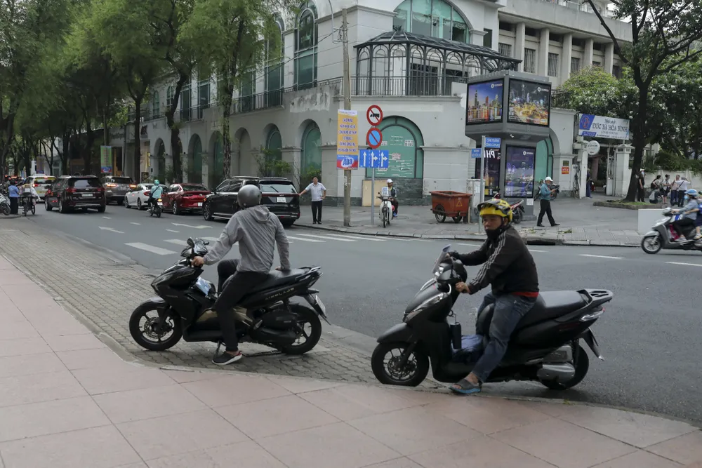 Đối diện tòa nhà Metropolitan, căn góc 2 mặt tiền có diện tích 18x30 m trên đường Nguyễn Du với Công Xã Paris cũng vắng bóng khách thuê. Giá rao thuê hiện ở mức 400 triệu đồng/tháng.