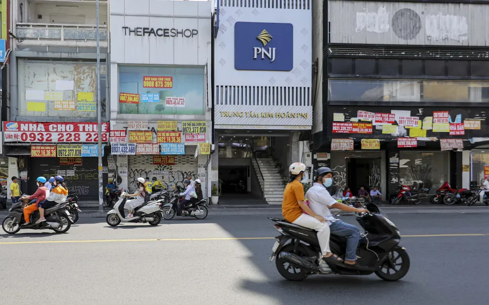 Cũng trên tuyến đường này, ba mặt bằng nằm liền kề nhau đoạn đối diện nhà thờ Tân Định cũng đóng cửa nhiều tháng qua. Đây từng là nơi kinh doanh của các thương hiệu lớn trong ngành thời trang, ẩm thực, cửa hàng tiện lợi và mỹ phẩm...