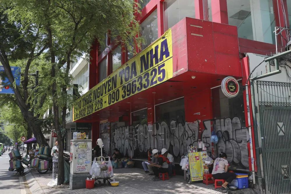 Cách đó không xa, mặt bằng 141 Hai Bà Trưng cũng vắng khách thuê hơn một năm qua. Giờ đây, vỉa hè phía trước trở thành điểm bán cà phê lề đường.