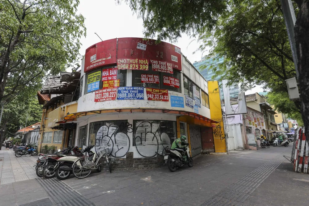 Nhiều tháng qua, ba mặt bằng liên tiếp nhau nằm ngay ngã ba Hai Bà Trưng - Nguyễn Văn Chiêm (quận 1) vẫn đóng cửa. 