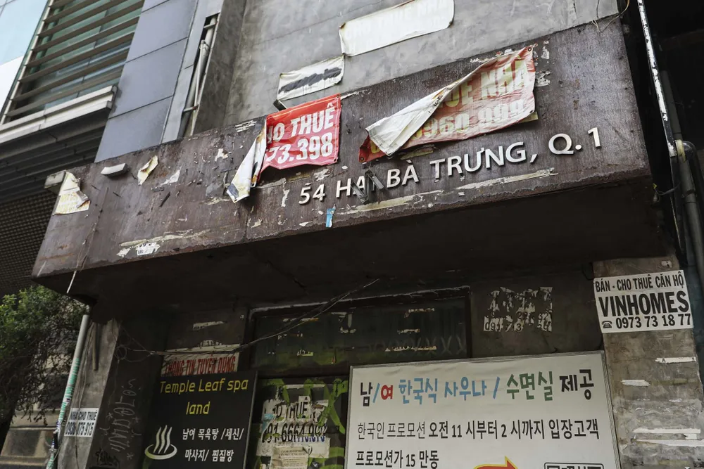 Không khó để bắt gặp những mặt bằng ở vị trí đắc địa vẫn trong tình trạng ế ẩm, xuống cấp gây mất mỹ quan đô thị trên tuyến đường này.