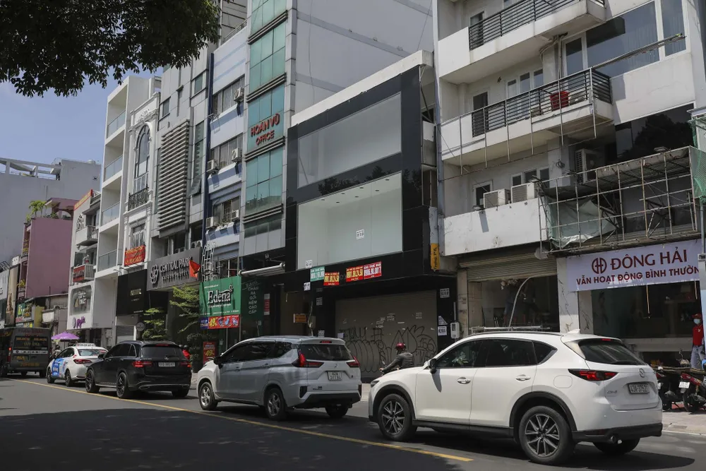 Cách đó khoảng vài trăm mét, hàng loạt mặt bằng đối diện công viên Lê Văn Tám cũng trong tình trạng tương tự.