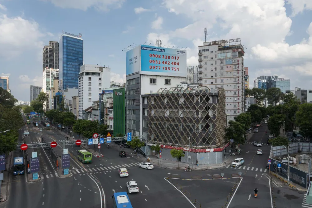 Trong một cuộc trao đổi với Zing cách đây không lâu, bà Trang Bùi - Tổng giám đốc Cushman & Wakefield Việt Nam - cho rằng cách làm việc của các chủ nhà cũng góp phần khiến thị trường nhà phố cho thuê khó đáp ứng yêu cầu của các nhãn hàng, đặc biệt từ quốc tế hoặc ở phân khúc cao cấp, xa xỉ.