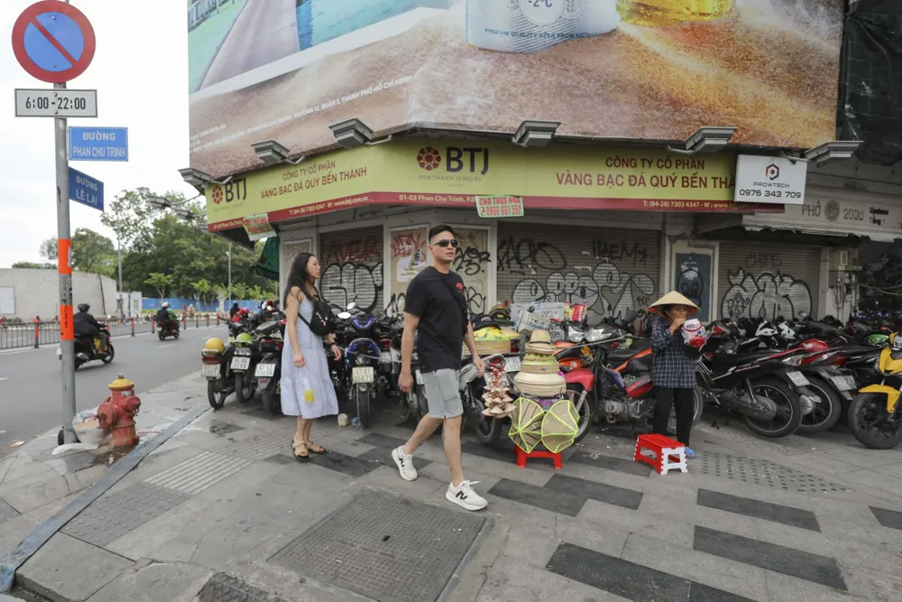Tại ngã ba Lê Lai và Phan Chu Trinh, một mặt bằng có vị trí 2 mặt tiền với giá chào thuê 400 triệu đồng/tháng cũng trong tình trạng ế ẩm khách thuê.