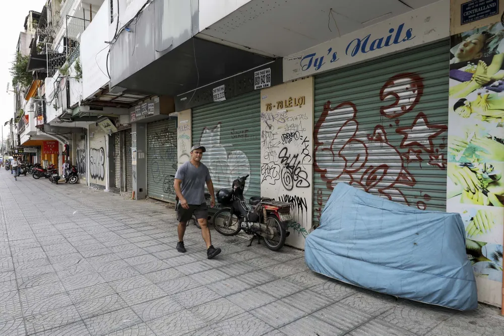 Gần 10 mặt bằng nằm liên tiếp nhau trên đường Lê Lợi (đoạn gần chợ Bến Thành) đã đóng cửa im lìm nhiều tháng nay. Trước đây, các tiểu thương thường chọn những cửa hàng này để kinh doanh đồ lưu niệm, thời trang, chủ yếu phục vụ du khách nước ngoài.