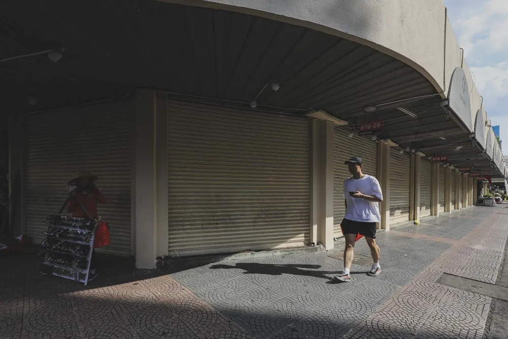 Trong khi đó, tại cửa Nam chợ Bến Thành, hàng chục kiosk có mặt tiền đường Lê Thánh Tôn treo biển giảm giá nhưng vẫn không có khách thuê.