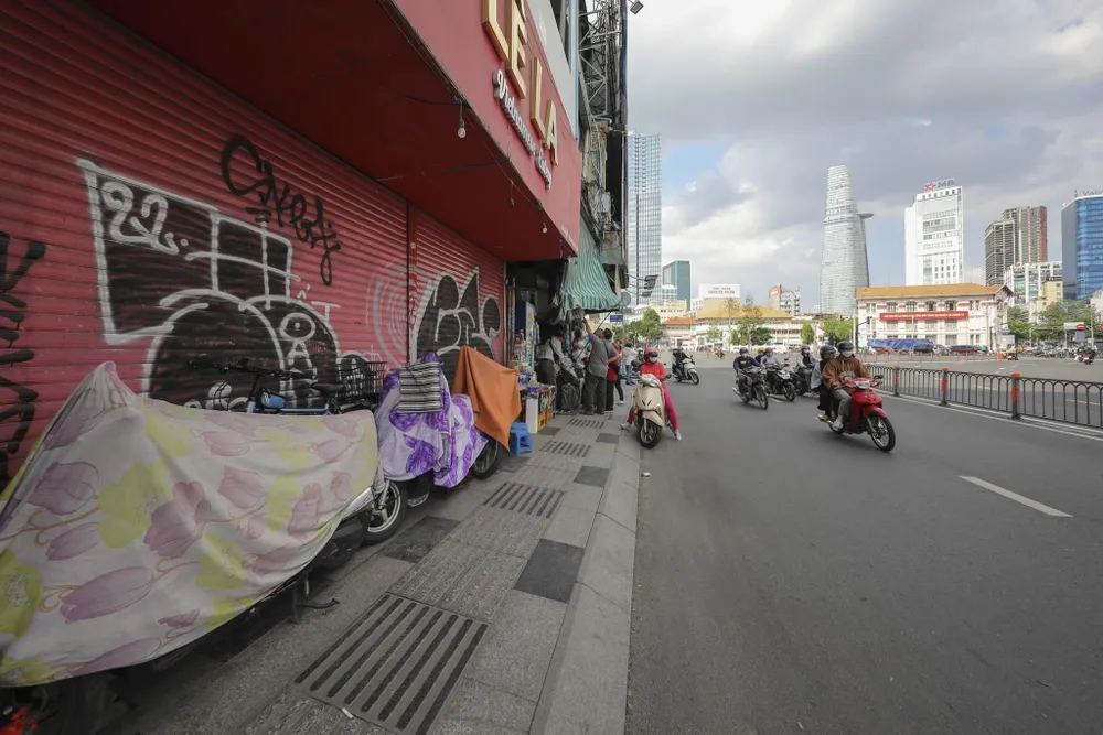 Một đoạn đường Lê Lai chỉ dài khoảng 300 m từ chợ Bến Thành đến đường Trương Định (quận 1, TP.HCM) đang có gần chục mặt bằng bị bỏ trống.