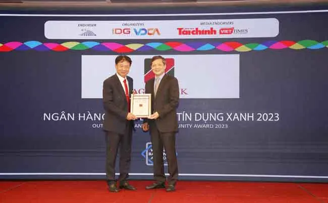 Agribank được vinh danh tại hạng mục “Ngân hàng tiêu biểu về Tín dụng xanh”. Agribank được vinh danh tại hạng mục “Ngân hàng tiêu biểu về Tín dụng xanh”.