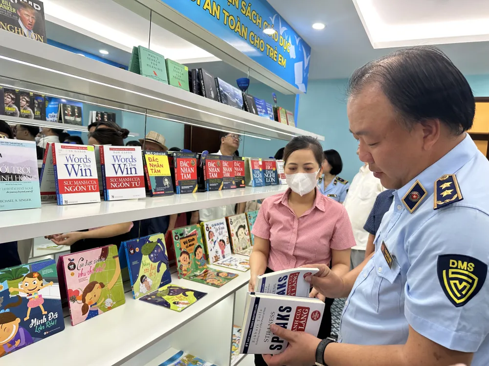 Mỗi sản phẩm trưng bày đều có đối chứng thật - giả để giúp người tiêu dùng dễ dàng so sánh, nhận diện nhằm trang bị thêm kiến thức cho bản thân khi mua sắm, tránh mua phải những sản phẩm không đảm bảo chất lượng, không an toàn cho sức khỏe người sử dụng 