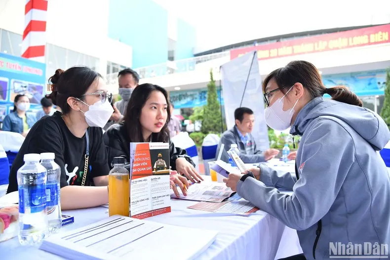 Lao động tìm hiểu thông tin tại Phiên giao dịch việc làm quận Long Biên, Hà Nội, tháng 5/2023. (Ảnh: Thủy Nguyên) Lao động tìm hiểu thông tin tại Phiên giao dịch việc làm quận Long Biên, Hà Nội, tháng 5/2023. (Ảnh: Thủy Nguyên)