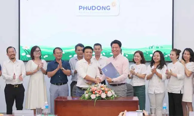 CLB Doanh nhân 2030 trao tặng thư viện đạt chuẩn quốc tế