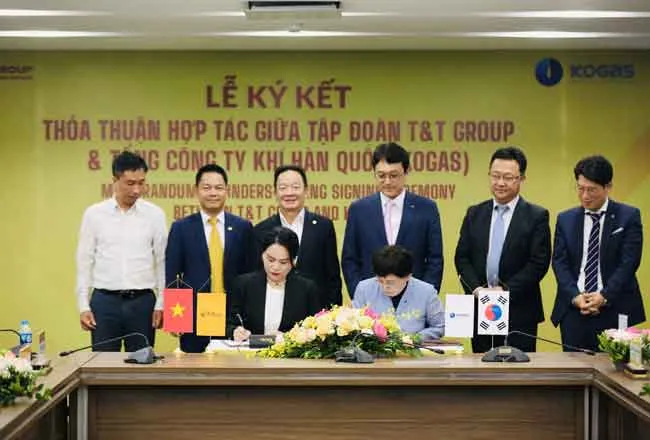 Bà Nguyễn Thị Thanh Bình, Phó Tổng Giám đốc T&T Group (bên trái) và bà Choi Yeon Hye (bên phải), Tổng Giám đốc KOGAS ký thoả thuận hợp tác. Bà Nguyễn Thị Thanh Bình, Phó Tổng Giám đốc T&T Group (bên trái) và bà Choi Yeon Hye (bên phải), Tổng Giám đốc KOGAS ký thoả thuận hợp tác.