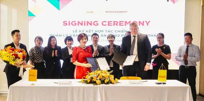 Bà Dư Thị Thanh Nga, Tổng Giám đốc T&amp;T Management và ông Matthew Powell, Giám đốc Savills Hà Nội trao đổi hợp đồng hợp tác chiến lược với sự chứng kiến của đại diện lãnh đạo hai doanh nghiệp.