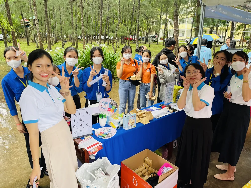 Sinh viên Trường ĐH Trà Vinh tham gia ngày hội việc làm