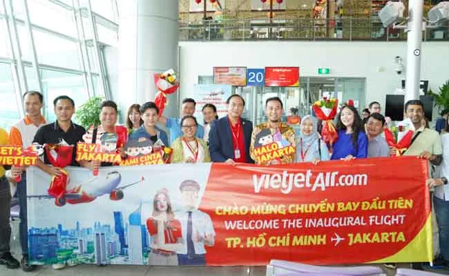 Vietjet chào mừng các hành khách trên chuyến bay đầu tiên từ Tp. HCM đi Jakarta tại sân bay quốc tế Tân Sơn Nhất