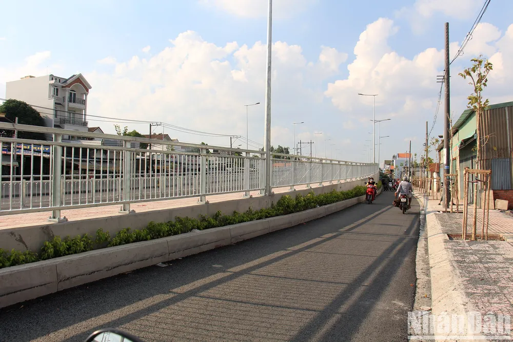 Phần vỉa hè, lan can cầu cơ bản đã hoàn thành.